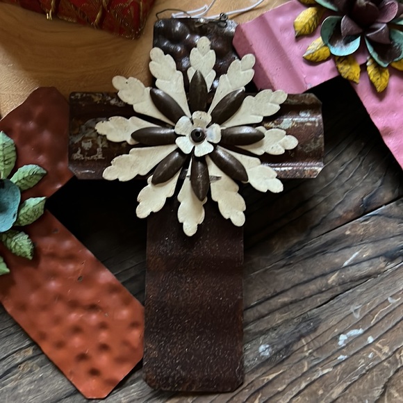 NWT Creative Co-Op Set of Three Tin Cross Ornaments with Flowers - Picture 3 of 5